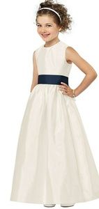 Beautiful Flower Girl dress size 8 (IN IVORY)